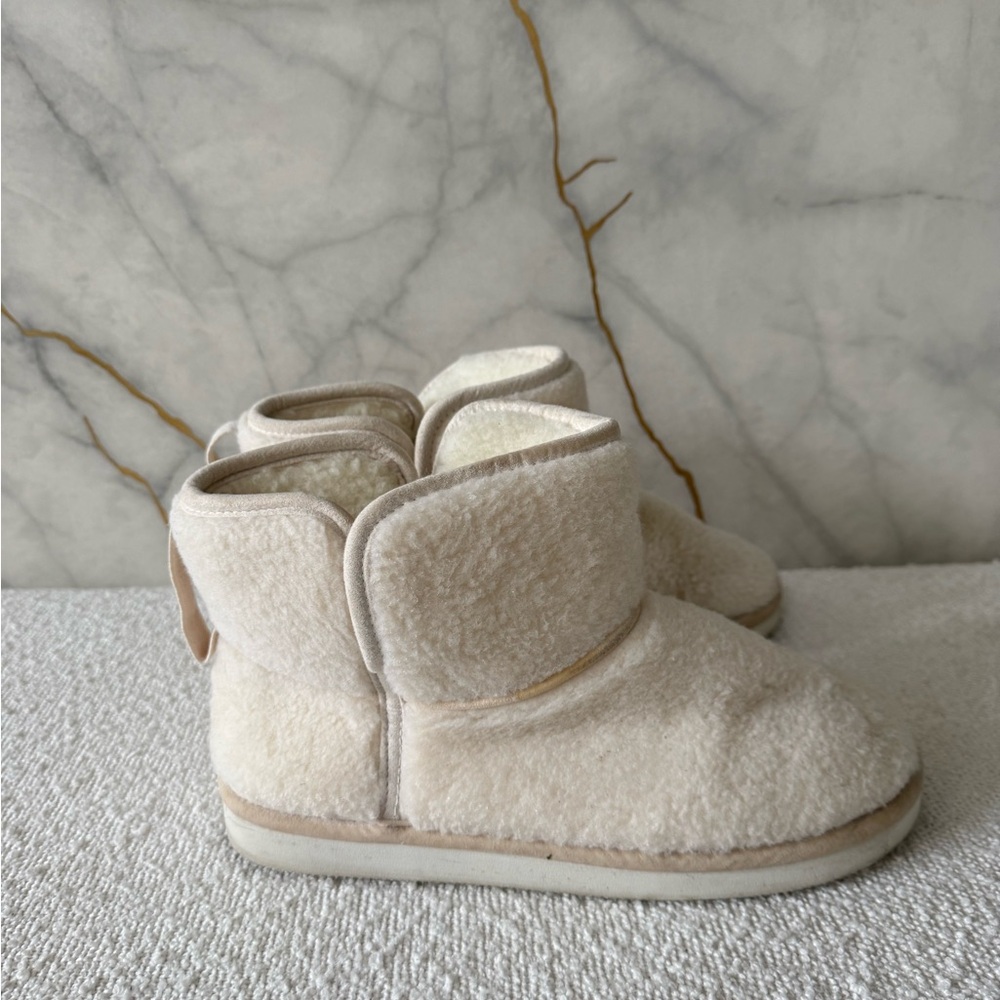 H&M white Ugg shoes boots Cozy Cream  Boots